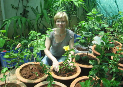 Hanna mit Topfpflanzen beim Gärtnern